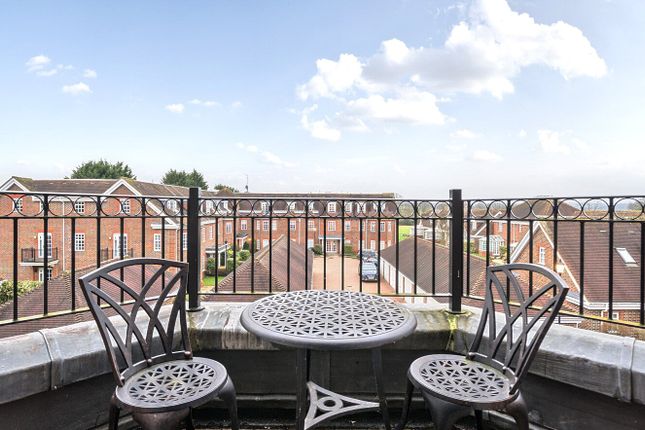28,, Ravens Court, Castle Village, Hertfordshire photo 2