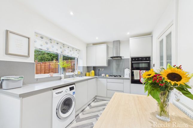 8, Plym Grove, East Yorkshire photo 2