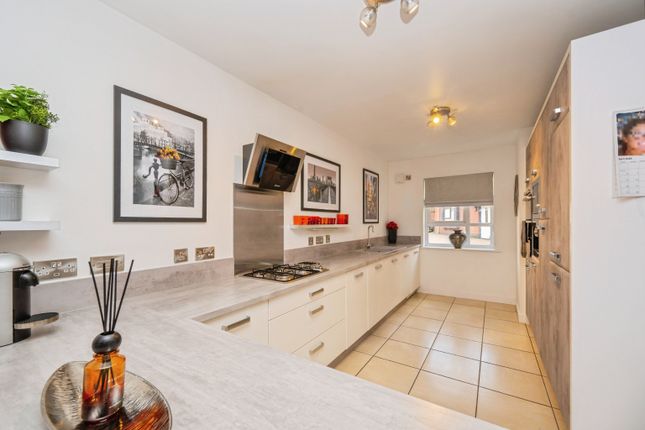 6, Strawberry Lane, Lichfield photo 2