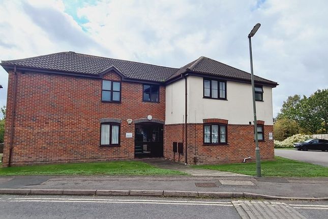 1-bed flat on Teazlewood Park, Leatherhead, £149,950