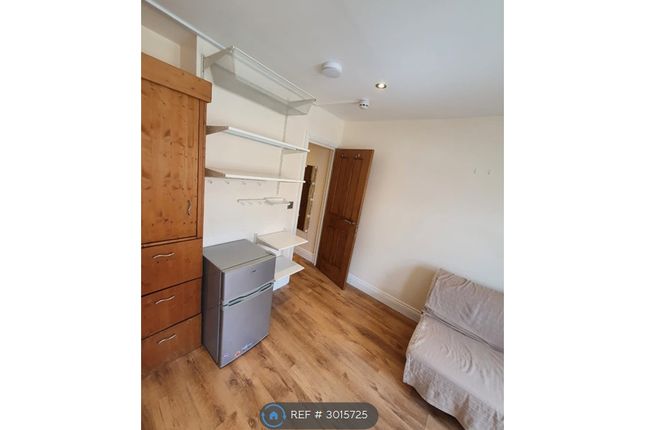 Room D, A High Road Willesden, London photo 4