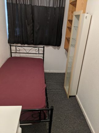 Room to rent in Layard Square, London