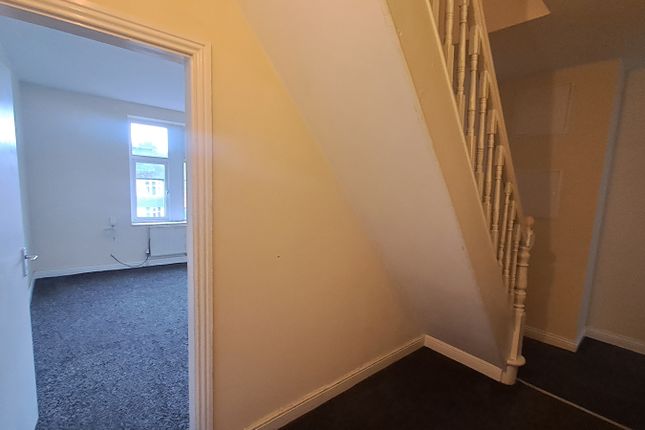 184A Lilycroft Road, Bradford photo 4