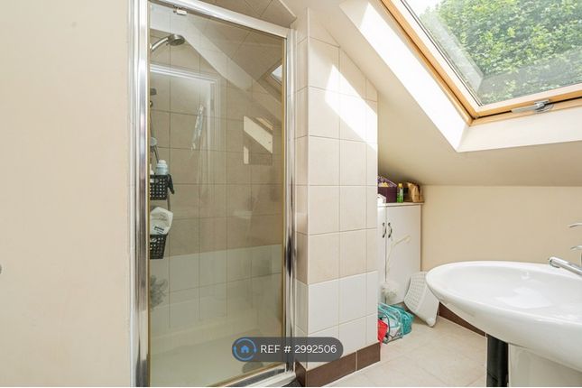 Flat, Rosewood Kingfield Road, Woking photo 4