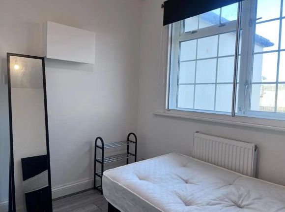 13, Bracondale Road, London photo 3