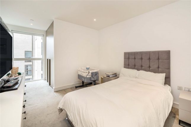 Thumbnail Flat for sale in The Avenue, London