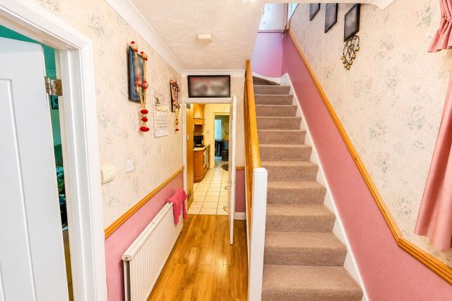 56 Gainsborough Road, Hayes photo 2