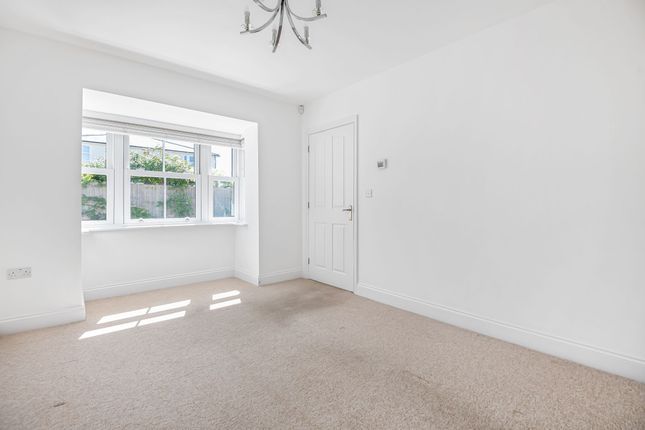 30 Dugdale Hill Lane, Potters Bar photo 2