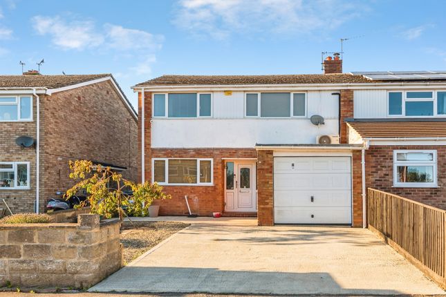 3-bed semi-detached on 4, Colwell Drive, WITNEY, £350,000