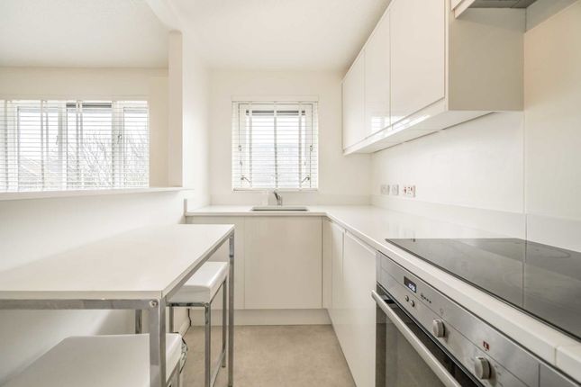 Flat to rent in Bakers Hill, London