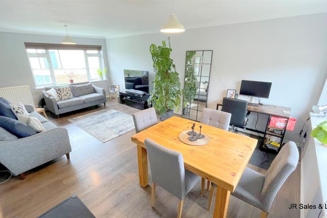 Flat for sale in Lambs Close, Cuffley, Potters Bar