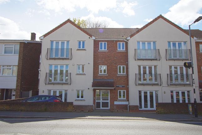 Thumbnail Flat for sale in Meadow Rise, Billericay