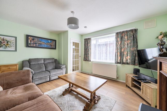 77, Stuart Crescent, Hampshire photo 4