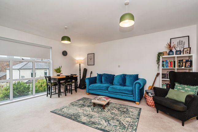 2-bed flat on Flat 20, Renaissance, 50, High Street, Surrey, £270,000