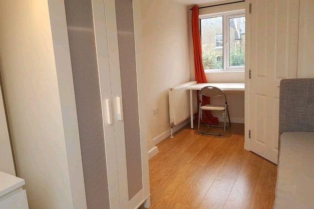 303 MR, Milkwood Road, London photo 5