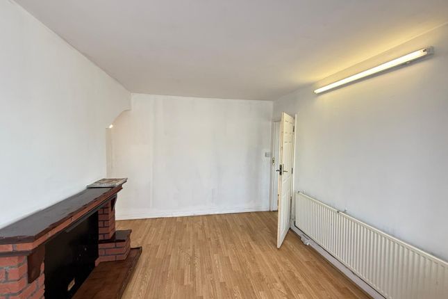00, Hodder Drive, Greenford photo 4