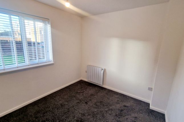 76, Peterborough photo 4