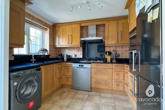 5 Wheeler Close, Burghfield Common, Berkshire photo 4