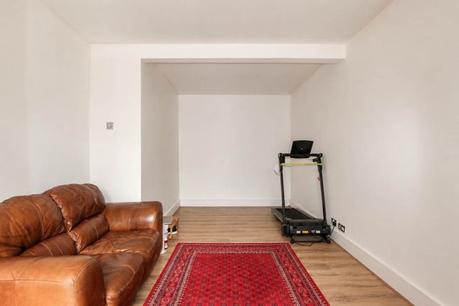 Derwent Drive, Hayes Middlesex photo 2