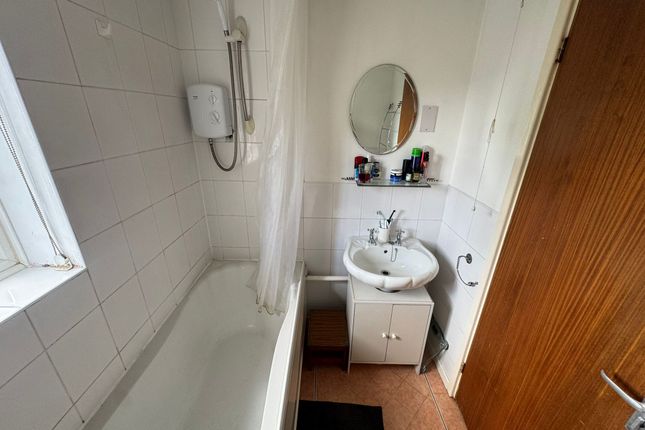 6, LUTON photo 5