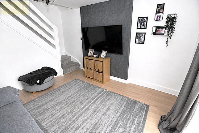 8 Bradwell Walk, Flixton photo 4