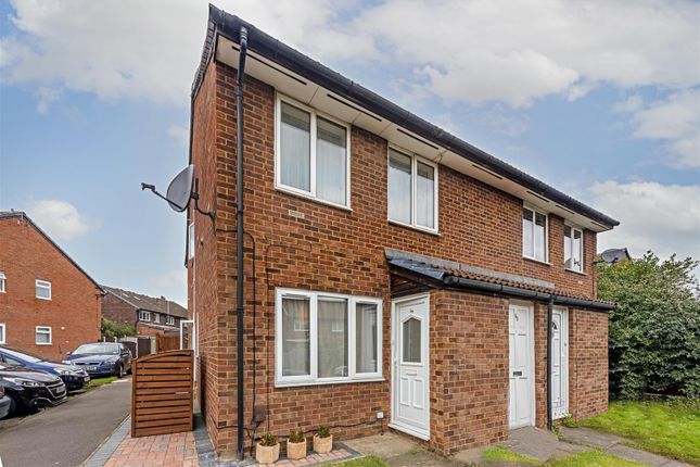 Thumbnail Flat for sale in Harvesters Close, Isleworth