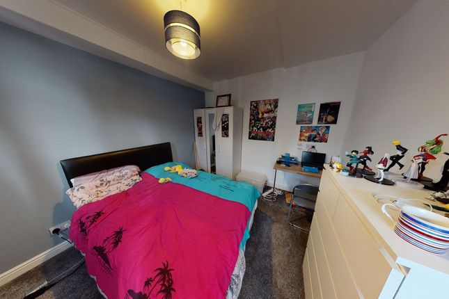 A Cozy Bedroom Featuring A Double Bed With Colorfu...