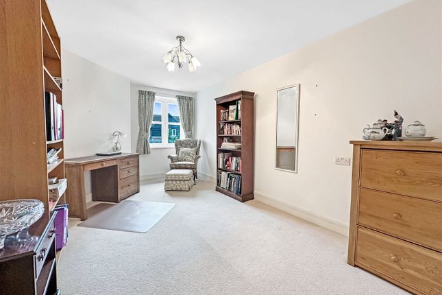 Flat for sale in Stewart Court, Epping