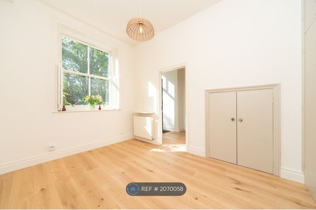 Flat to rent in Rugby Mansions, London