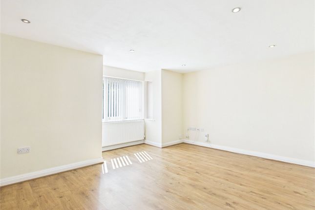 16, Watery Court, Merseyside photo 3