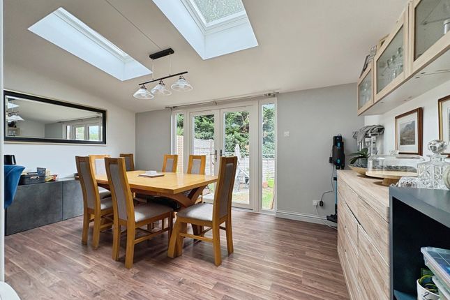 White Cottage Close, Surrey photo 3
