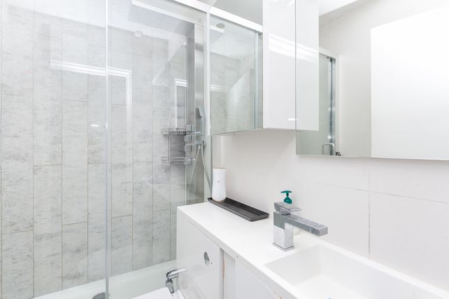 Flat for sale in Fitzjohns Avenue, London