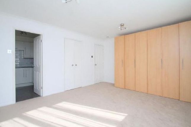 21, Fairbairn Close, Purley photo 4