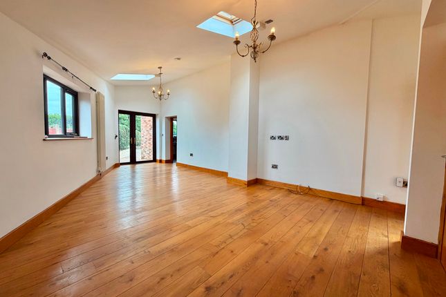 11 The Post Paddocks, Lydney photo 3