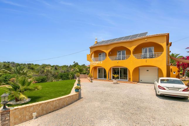 Villa for sale in Armação De Pêra, Portugal