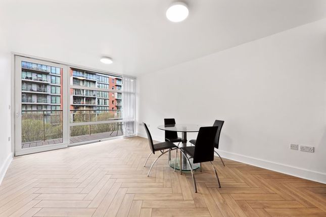 Flat to rent in Queenstown Road, London