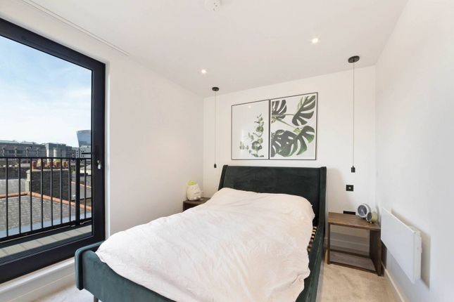 Thumbnail Flat to rent in Dock Street, Tower Hill, London