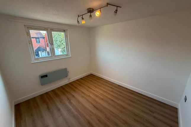 74 Stapleford Close, Chingford photo 5