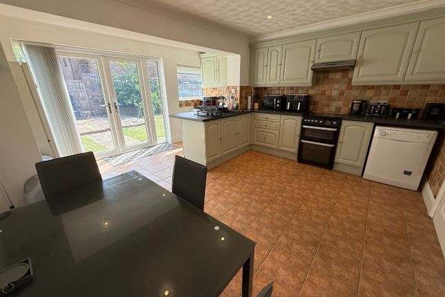 8 Roman Gardens, Houghton Regis, Bedfordshire photo 3