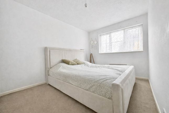 62 Kingfisher Way, 62, London photo 3