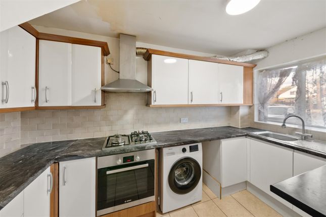 17, Whytecroft, Hounslow photo 3