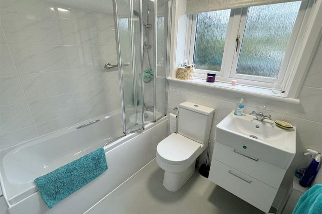 Bathroom 1.Jpg