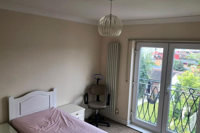 Room to rent in Wolves Lane, London