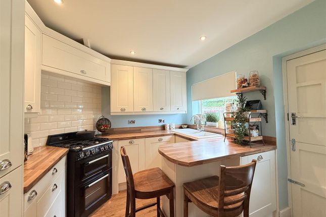 5, High Bank Avenue, Stalybridge photo 3