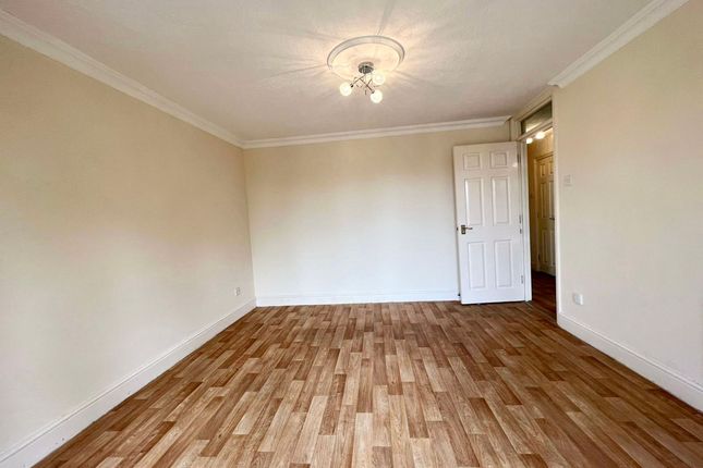 Flat 11, Eton Walk, Slough photo 3