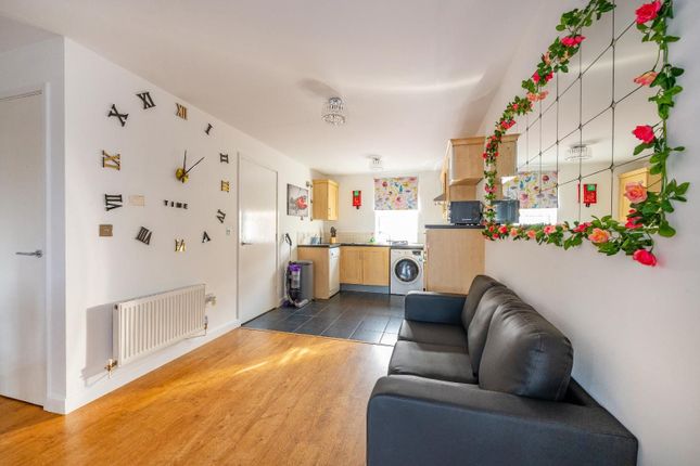 27 Raynville Gardens, Leeds photo 3