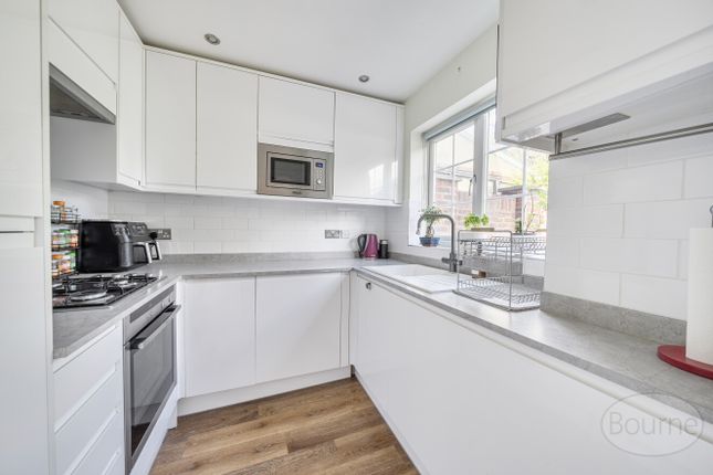 26, Mandeville Close, Guildford photo 4