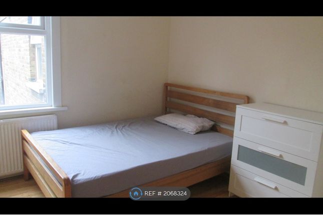 Room to rent in Kirkstall Avenue, London