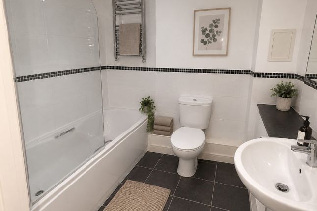 273 Oceana Boulevard, Lower Canal Walk, Southampton photo 2
