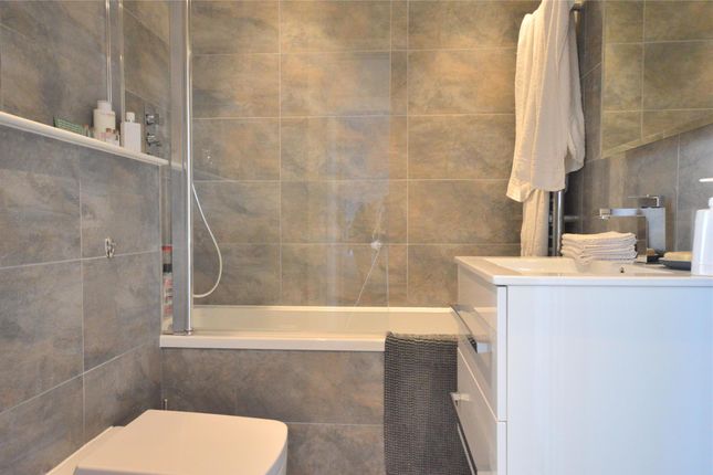 13 Oakfield Court,, Consort Way, Horley photo 4